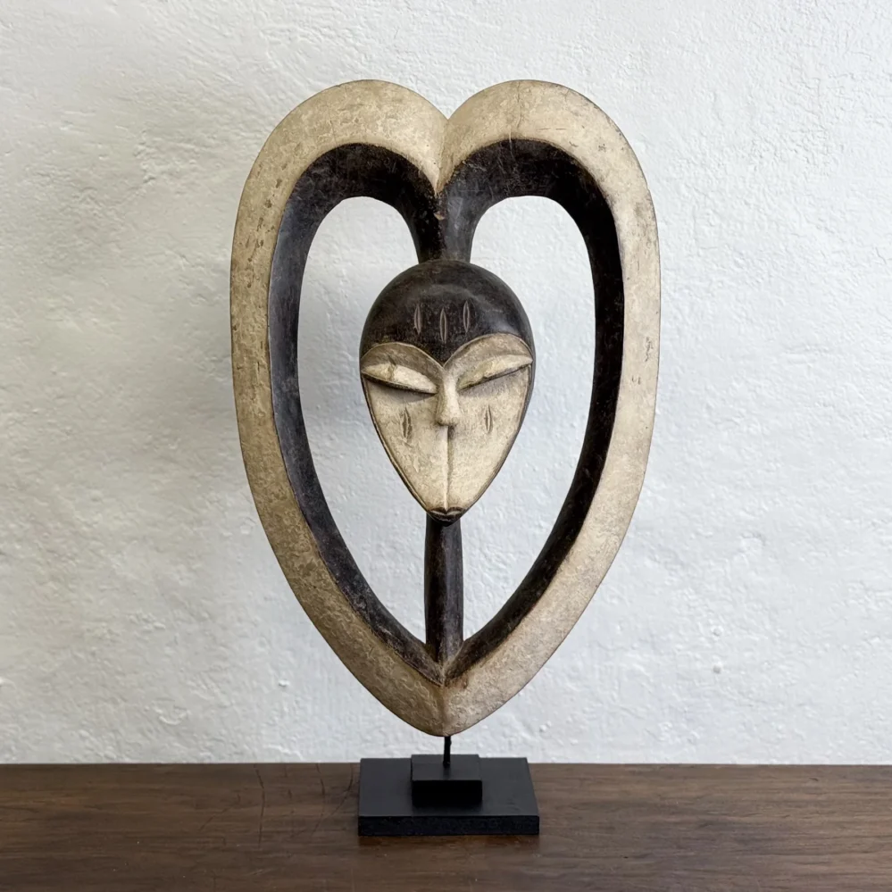 AFR11802 - Carved Kwele Mask - W34xD16xH62cm - Gabon