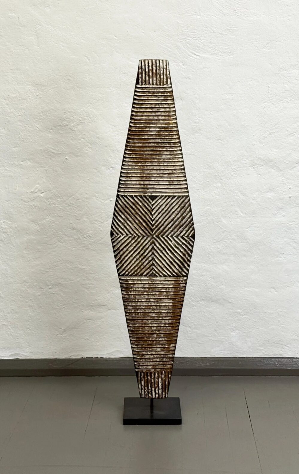 AFR12182 - Carved Shield - W30xD20xH125cm - Cameroon