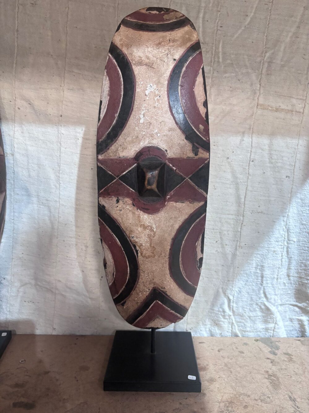 AFR12645 - Masaai Shield - W19xD17xH57cm - Kenya